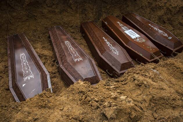 View of several coffins during a collective burial in the Nossa Senhora Aparecida cemetery, in the city of Manaus, Amazonas state, Brazil, 28 April 2020. The number of burials per day in the capital of Amazonas does not drop below 120 people due to the COVID-19 pandemic, which has led the local government to order the opening of mass graves. The city s funeral system is at risk as coffins have begun to become scarce. EFE Raphael Alves Mass burials do not cease in the Brazilian state of Amazonas !ACHTUNG: NUR REDAKTIONELLE NUTZUNG!  Copyright: xRAPHAELxALVESx AME6325 20200428-637237086078013578