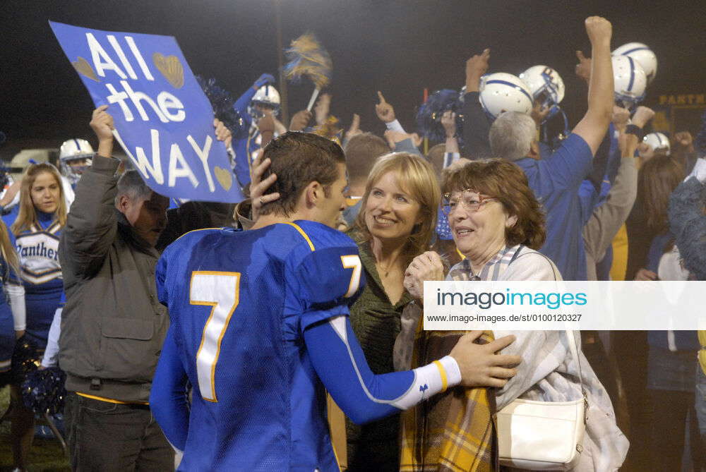 Friday Night Lights From Left Zach Gilford Kim Dickens Louanne Stephens Game Of The Week S