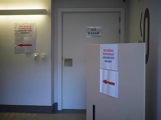 April 28, 2020, Pamplona, NAVARRA, SPAIN: Access to the coronavirus rapid test area for professionals in the Hospital Complex of Navarra during a Covid-19 Pandemic on April 28, 2020 in Pamplona, Navarra, Spain Pamplona SPAIN - ZUMAa181 20200428_zaa_a181_048 Copyright: xEduardoxSanzx
