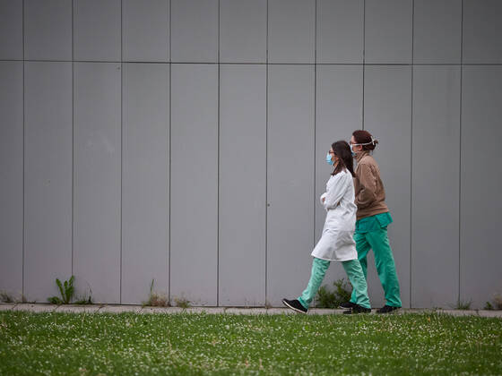 April 28, 2020, Pamplona, NAVARRA, SPAIN: Several health workers walk through the Hospital Complex of Navarra during a Covid-19 Pandemic on April 28, 2020 in Pamplona, Navarra, Spain Pamplona SPAIN - ZUMAa181 20200428_zaa_a181_050 Copyright: xEduardoxSanzx