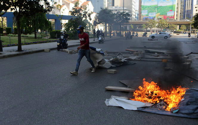 April 28, 2020, Beirut, Beirut, Lebanon: Lebanese protesters Anti-government set fire during a protest against growing economic hardship in Beirut, Lebanon April 28, 2020. Hundreds of protesters in Lebanon s northern city of Tripoli set fire to two banks and hurled stones at soldiers, who responded with tear gas and batons in renewed clashes triggered by an economic crisis spiraling out of control amid a weeks-long virus lockdown Beirut Lebanon - ZUMAap3_ 20200428_zaf_ap3_147 Copyright: xMarwanxBouxHaidarx
