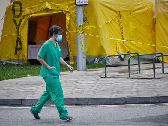 April 28, 2020, Pamplona, NAVARRA, SPAIN: A health worker walks protected with a mask in the Hospital Complex of Navarra during a Covid-19 Pandemic on April 28, 2020 in Pamplona, Navarra, Spain Pamplona SPAIN - ZUMAa181 20200428_zaa_a181_049 Copyright: xEduardoxSanzx