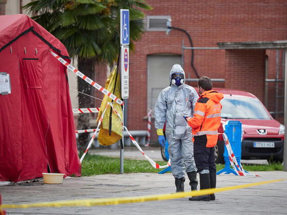 April 28, 2020, Pamplona, NAVARRA, SPAIN: A health worker is protected with an EPI suit and mask near the disinfection area of the Hospital Complex of Navarra during a Covid-19 Pandemic on April 28, 2020 in Pamplona, Navarra, Spain Pamplona SPAIN - ZUMAa181 20200428_zaa_a181_052 Copyright: xEduardoxSanzx