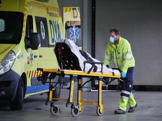 April 28, 2020, Pamplona, NAVARRA, SPAIN: Members of a DYA Navarra ambulance proceed to the transfer of a patient in the Hospital Complex of Navarra during a Covid-19 Pandemic on April 28, 2020 in Pamplona, Navarra, Spain Pamplona SPAIN - ZUMAa181 20200428_zaa_a181_055 Copyright: xEduardoxSanzx