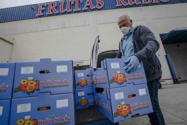 April 28, 2020: April 28, 2020 (Malaga) The Altamar Association receives fruit in Mercamalaga in Fruits Rubio Sanchez for food distribution for 30 needy families - ZUMAc161 20200428_zap_c161_001 Copyright: xLorenzoxCarnerox