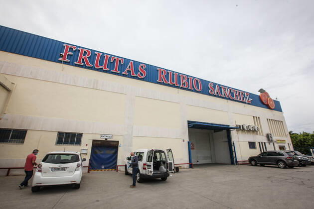 April 28, 2020: April 28, 2020 (Malaga) The Altamar Association receives fruit in Mercamalaga in Fruits Rubio Sanchez for food distribution for 30 needy families - ZUMAc161 20200428_zap_c161_002 Copyright: xLorenzoxCarnerox