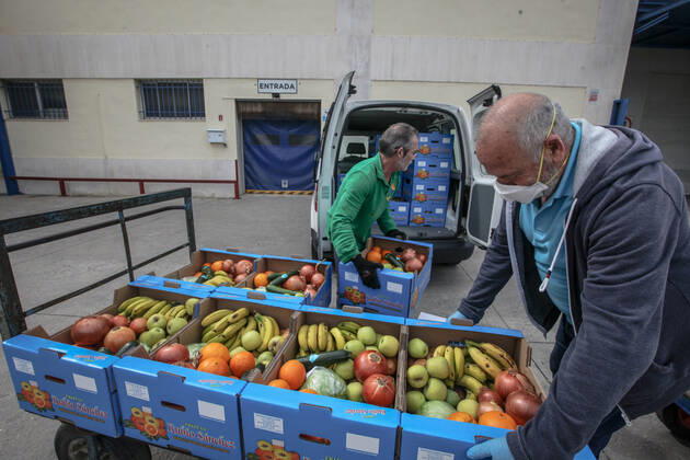 April 28, 2020: April 28, 2020 (Malaga) The Altamar Association receives fruit in Mercamalaga in Fruits Rubio Sanchez for food distribution for 30 needy families - ZUMAc161 20200428_zap_c161_003 Copyright: xLorenzoxCarnerox