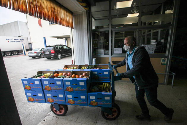 April 28, 2020: April 28, 2020 (Malaga) The Altamar Association receives fruit in Mercamalaga in Fruits Rubio Sanchez for food distribution for 30 needy families - ZUMAc161 20200428_zap_c161_005 Copyright: xLorenzoxCarnerox