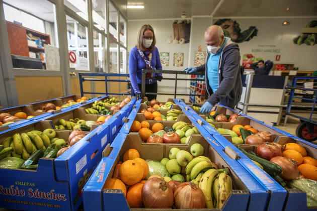 April 28, 2020: April 28, 2020 (Malaga) The Altamar Association receives fruit in Mercamalaga in Fruits Rubio Sanchez for food distribution for 30 needy families - ZUMAc161 20200428_zap_c161_006 Copyright: xLorenzoxCarnerox