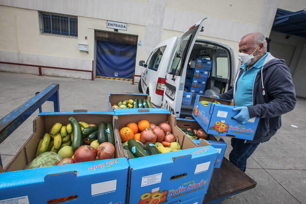 April 28, 2020: April 28, 2020 (Malaga) The Altamar Association receives fruit in Mercamalaga in Fruits Rubio Sanchez for food distribution for 30 needy families - ZUMAc161 20200428_zap_c161_007 Copyright: xLorenzoxCarnerox