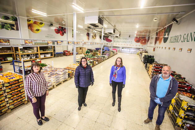 April 28, 2020: April 28, 2020 (Malaga) The Altamar Association receives fruit in Mercamalaga in Fruits Rubio Sanchez for food distribution for 30 needy families - ZUMAc161 20200428_zap_c161_009 Copyright: xLorenzoxCarnerox