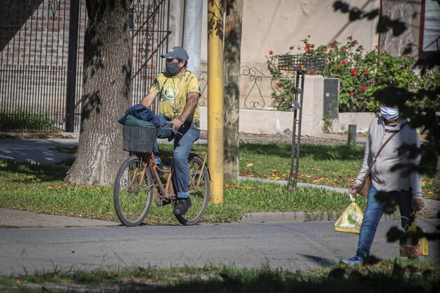 Coronavirus, Eindrücke aus Argentinien April 28, 2020, Firmat, Santa Fe, Argentina: The daily life of a little country town has seen a big change due to the COVID-19 outbreak. Despite only one positive case to date in the city, the use of face masks is mandatory in all public spaces to prevent the spread of the coronavirus. Firmat Argentina - ZUMAm105 20200428_zaf_m105_004 Copyright: xPatricioxMurphyx