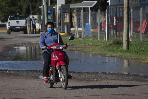 Coronavirus, Eindrücke aus Argentinien April 28, 2020, Firmat, Santa Fe, Argentina: A woman wearing a blue face mask rides a scooter. The daily life of a little country town has seen a big change due to the COVID-19 outbreak. Despite only one positive case to date in the city, the use of face masks is mandatory in all public spaces to prevent the spread of the coronavirus. Firmat Argentina - ZUMAm105 20200428_zaf_m105_009 Copyright: xPatricioxMurphyx