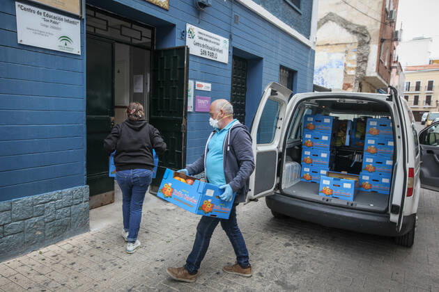 April 28, 2020: 28 April 2020 (Malaga) The Association Altamar de Malaga distributes food, basic necessities, Stationery materials to follow the school year online and masks for children and minors of the house for 30 families of social exclusion and with few economic resources. - ZUMAc161 20200428_zap_c161_010 Copyright: xLorenzoxCarnerox