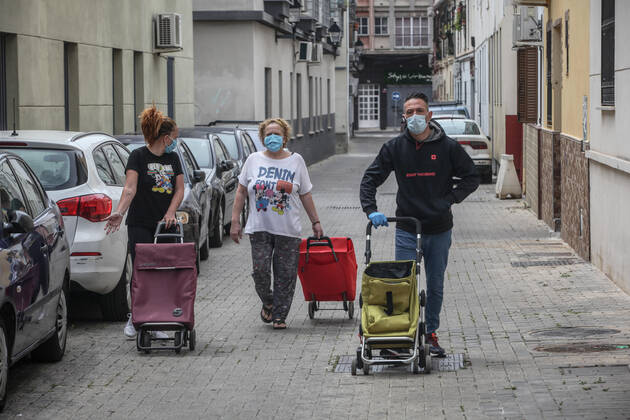 April 28, 2020: 28 April 2020 (Malaga) The Association Altamar de Malaga distributes food, basic necessities, Stationery materials to follow the school year online and masks for children and minors of the house for 30 families of social exclusion and with few economic resources. - ZUMAc161 20200428_zap_c161_031 Copyright: xLorenzoxCarnerox