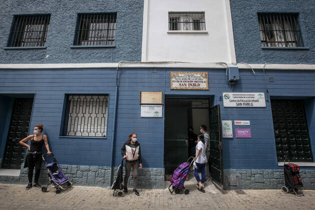 April 28, 2020: 28 April 2020 (Malaga) The Association Altamar de Malaga distributes food, basic necessities, Stationery materials to follow the school year online and masks for children and minors of the house for 30 families of social exclusion and with few economic resources. - ZUMAc161 20200428_zap_c161_038 Copyright: xLorenzoxCarnerox