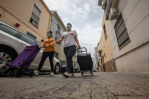 April 28, 2020: 28 April 2020 (Malaga) The Association Altamar de Malaga distributes food, basic necessities, Stationery materials to follow the school year online and masks for children and minors of the house for 30 families of social exclusion and with few economic resources. - ZUMAc161 20200428_zap_c161_044 Copyright: xLorenzoxCarnerox