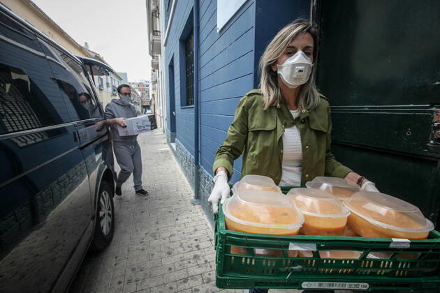 April 28, 2020: 28 April 2020 (Malaga) The Association Altamar de Malaga distributes food, basic necessities, Stationery materials to follow the school year online and masks for children and minors of the house for 30 families of social exclusion and with few economic resources. - ZUMAc161 20200428_zap_c161_047 Copyright: xLorenzoxCarnerox