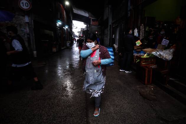 Coronavirus, Eindrücke aus Argentinien People wearing masks walk in the Villa 31 slum, where 11 new cases of COVID-19 were reported, in Buenos Aires, argentina, 28 April 2020. Villa 31 slum in Buenos Aires !ACHTUNG: NUR REDAKTIONELLE NUTZUNG!  Copyright: xJuanxIgnacioxRoncoronix AME6376 20200428-637237142160258365