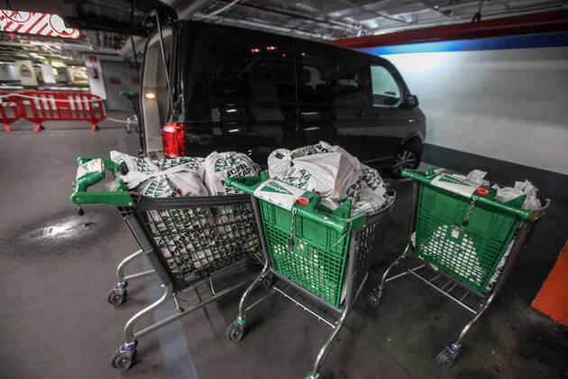 April 28, 2020: April 28, 2020 (Malaga) The Association Altamar de Malaga receives food and basic necessities in the Corteingles to be distributed to families with few resources due to the coronavirus crisis - ZUMAc161 20200428_zap_c161_051 Copyright: xLorenzoxCarnerox