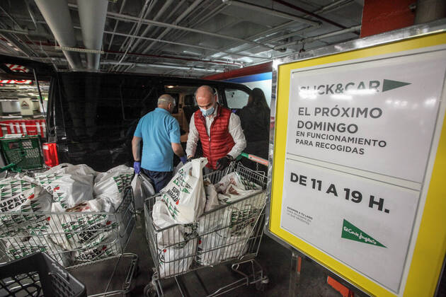 April 28, 2020: April 28, 2020 (Malaga) The Association Altamar de Malaga receives food and basic necessities in the Corteingles to be distributed to families with few resources due to the coronavirus crisis - ZUMAc161 20200428_zap_c161_054 Copyright: xLorenzoxCarnerox