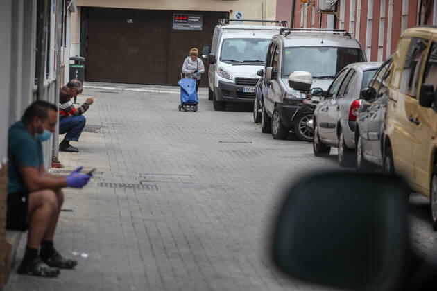 April 28, 2020: 28 April 2020 (Malaga) citizens wearing masks use hygiene measures because of the coronavirus crisis - ZUMAc161 20200428_zap_c161_062 Copyright: xLorenzoxCarnerox