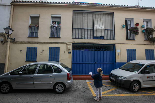 April 28, 2020: 28 April 2020 (Malaga) citizens wearing masks use hygiene measures because of the coronavirus crisis - ZUMAc161 20200428_zap_c161_063 Copyright: xLorenzoxCarnerox