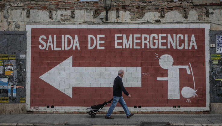 April 28, 2020: 28 April 2020 (Malaga) citizens wearing masks use hygiene measures because of the coronavirus crisis - ZUMAc161 20200428_zap_c161_065 Copyright: xLorenzoxCarnerox