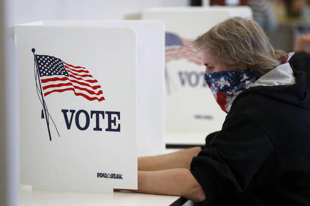 Bilder des Jahres 2020, News 04 April News Themen der Woche KW18 News Bilder des Tages A voter places his ballot in the Ohio primary election while observing social-distancing during to the Coronavirus pandemic in Medina Ohio on Tuesday, April 28, 2020. Ohio canceled its March 17 Democratic presidential primary, with today being the last day to vote-by-mail or in person.  CLE20200428113 AARONxJOSEFCZYK