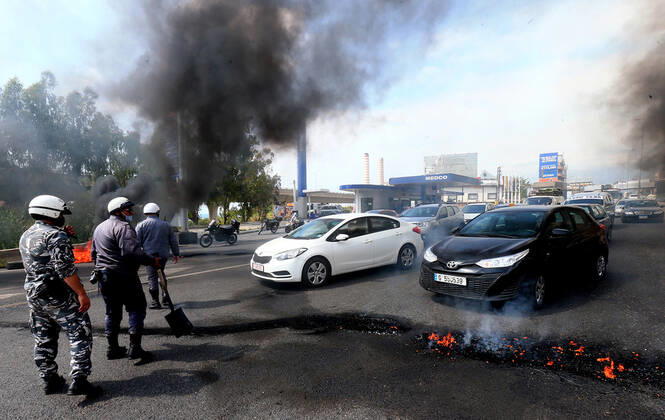 April 27, 2020, Beirut, Beirut, Lebanon: Lebanese protesters Anti-government set fire during a protest against growing economic hardship in Beirut, Lebanon April 28, 2020. Hundreds of protesters in Lebanon s northern city of Tripoli set fire to two banks and hurled stones at soldiers, who responded with tear gas and batons in renewed clashes triggered by an economic crisis spiraling out of control amid a weeks-long virus lockdown Beirut Lebanon - ZUMAap3_ 20200427_zaf_ap3_208 Copyright: xHaithamxAl-Mousawix