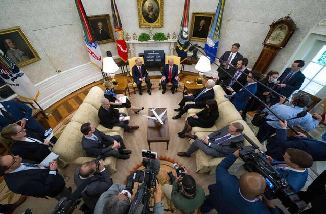 Bilder des Jahres 2020, News 04 April News Themen der Woche KW18 News Bilder des Tages April 29, 2020, Washington, District of Columbia, USA: United States President Donald J. Trump makes remarks as in the Oval Office of the White House in Washington, DC, Wednesday, April 29, 2020. From left to right: Director of the National Institute of Allergy and Infectious Diseases at the National Institutes of Health Dr. Anthony Fauci; Dr. Deborah L. Birx, White House Coronavirus Response Coordinator; Governor John Bel Edwards (Democrat of Louisiana); the president; United States Vice President Mike Pence; Dr. Blythe Adamson, senior quantitative scientist at Flatiron Health; and Kevin A. Hassett, Chairman, Council of Economic Advisers Washington USA - ZUMAs152 20200429_zaa_s152_016 Copyright: xDougxMillsx
