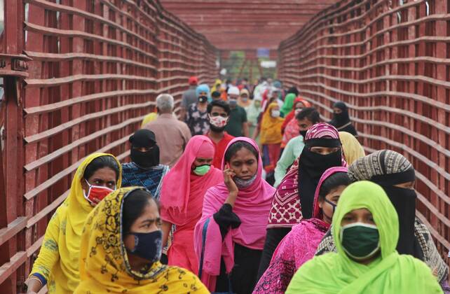 April 30, 2020, Dhaka, Bangladesh: Garment workers wearing face masks as a preventive measure return to their work as garment factories reopened amid concerns over the Coronavirus (COVID-19) pandemic..More than 500 garment factories in Bangladesh that supply to global brands reopened on Monday after a month-long shutdown to curb the spread of the coronavirus. Dhaka Bangladesh - ZUMAs197 20200430_zaa_s197_030 Copyright: xSultanxMahmudxMukutx