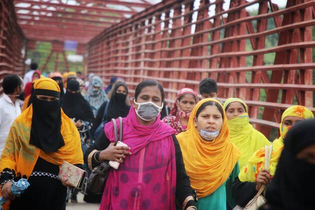 April 30, 2020, Dhaka, Bangladesh: Garment workers return to their work as garment factories reopened amid concerns over the Coronavirus (COVID-19) pandemic..More than 500 garment factories in Bangladesh that supply to global brands reopened on Monday after a month-long shutdown to curb the spread of the coronavirus. Dhaka Bangladesh - ZUMAs197 20200430_zaa_s197_032 Copyright: xSultanxMahmudxMukutx
