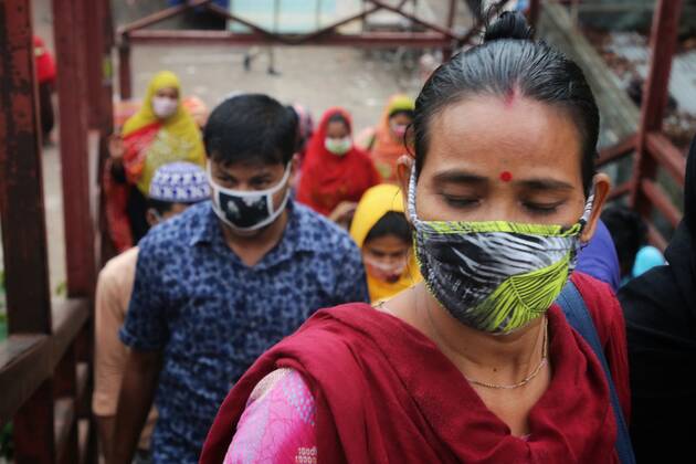 April 30, 2020, Dhaka, Bangladesh: Garment workers wearing face masks as a preventive measure return to their work as garment factories reopened amid concerns over the Coronavirus (COVID-19) pandemic..More than 500 garment factories in Bangladesh that supply to global brands reopened on Monday after a month-long shutdown to curb the spread of the coronavirus. Dhaka Bangladesh - ZUMAs197 20200430_zaa_s197_034 Copyright: xSultanxMahmudxMukutx
