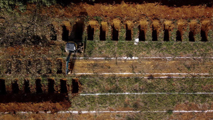Bilder des Jahres 2020, News 04 April News Themen der Woche KW18 News Bilder des Tages April 30, 2020: The Vila Formosa Cemetery, on the east side of Sao Paulo, began Saturday, the 18th, with a dozen excavators opening new graves. Around 9:30 am, at least 12 new machines were working in one wing of the cemetery, digging pits, side by side. According to the municipal public administration workers union, graves are being prepared for the victims of the covid-19. - ZUMAo70_ 20200430_zap_o70_004 Copyright: xDarioxOliveirax