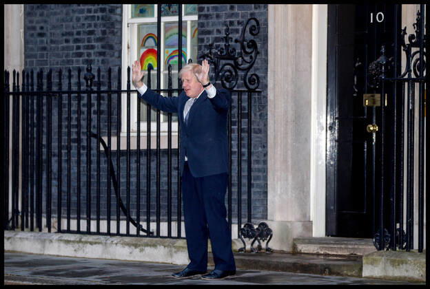 Coronavirus in Großbritannien, Boris Johnson applaudiert Pfelegekräften vor Downing Street 10 . 30 04 2020. London, United Kingdom. Clap For our Carers. PM Boris Johnson joins Clap For our Carers to thank NHS and social care workers who are on the frontline of the coronavirus battle. xMartynxWheatleyx xi-Imagesx IIM-21077-0002