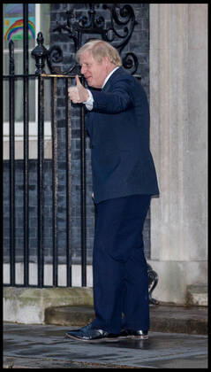 Coronavirus in Großbritannien, Boris Johnson applaudiert Pfelegekräften vor Downing Street 10 . 30 04 2020. London, United Kingdom. Clap For our Carers. PM Boris Johnson joins Clap For our Carers to thank NHS and social care workers who are on the frontline of the coronavirus battle. xMartynxWheatleyx xi-Imagesx IIM-21077-0003