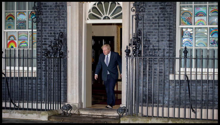 Coronavirus in Großbritannien, Boris Johnson applaudiert Pfelegekräften vor Downing Street 10 . 30 04 2020. London, United Kingdom. Clap For our Carers. PM Boris Johnson joins Clap For our Carers to thank NHS and social care workers who are on the frontline of the coronavirus battle. xMartynxWheatleyx xi-Imagesx IIM-21077-0004