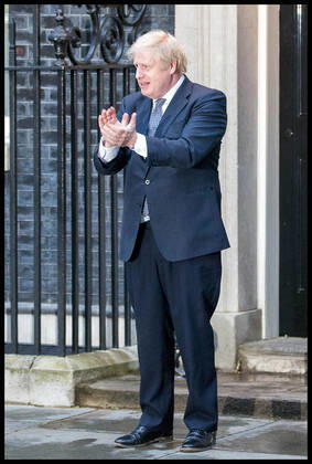 Coronavirus in Großbritannien, Boris Johnson applaudiert Pfelegekräften vor Downing Street 10 . 30 04 2020. London, United Kingdom. Clap For our Carers. PM Boris Johnson joins Clap For our Carers to thank NHS and social care workers who are on the frontline of the coronavirus battle. xMartynxWheatleyx xi-Imagesx IIM-21077-0007