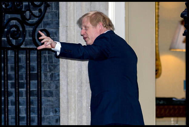 Coronavirus in Großbritannien, Boris Johnson applaudiert Pfelegekräften vor Downing Street 10 . 30 04 2020. London, United Kingdom. Clap For our Carers. PM Boris Johnson joins Clap For our Carers to thank NHS and social care workers who are on the frontline of the coronavirus battle. xMartynxWheatleyx xi-Imagesx IIM-21077-0008