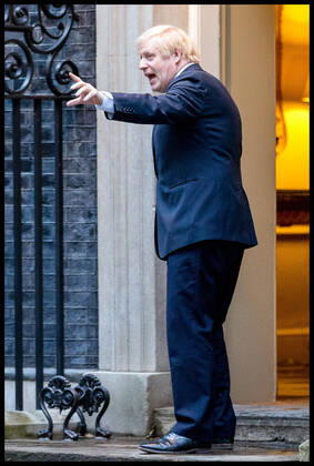 Coronavirus in Großbritannien, Boris Johnson applaudiert Pfelegekräften vor Downing Street 10 . 30 04 2020. London, United Kingdom. Clap For our Carers. PM Boris Johnson joins Clap For our Carers to thank NHS and social care workers who are on the frontline of the coronavirus battle. xMartynxWheatleyx xi-Imagesx IIM-21077-0009