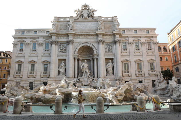 (200430) -- ROME, April 30, 2020 -- A woman wearing a face mask walks past Fontana di Trevi in Rome, Italy, April 30, 2020. Italy on Thursday recorded the highest daily number of coronavirus recoveries since the emergency started in late February, the country s Civil Protection Department said. The death toll on Thursday was 285, bringing the total to 27,967 in the country. The new infections on the day were 1,872, bringing the total number of cases, combining infections, fatalities and recoveries, in Italy to 205,463. ) ITALY-ROME-COVID-19-RECOVERY ChengxTingting