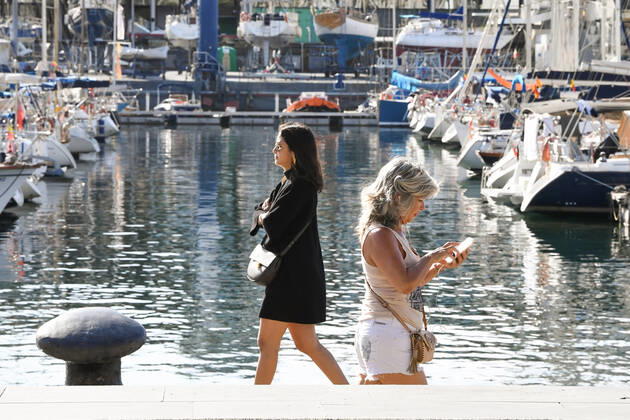 NEWS : Covid 19 Coronavirus en Espagne - Barcelone - 02 05 2020 Des sportifs et des seniors descendent dans la rue pour la premiere fois apres 48 jours de confinement NEWS : Covid 19 Coronavirus en Espagne - Barcelone - 02 05 2020 PacoLargo Panoramic
