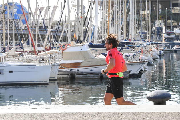 NEWS : Covid 19 Coronavirus en Espagne - Barcelone - 02 05 2020 Des sportifs et des seniors descendent dans la rue pour la premiere fois apres 48 jours de confinement NEWS : Covid 19 Coronavirus en Espagne - Barcelone - 02 05 2020 PacoLargo Panoramic