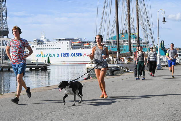 NEWS : Covid 19 Coronavirus en Espagne - Barcelone - 02 05 2020 Des sportifs et des seniors descendent dans la rue pour la premiere fois apres 48 jours de confinement NEWS : Covid 19 Coronavirus en Espagne - Barcelone - 02 05 2020 PacoLargo Panoramic