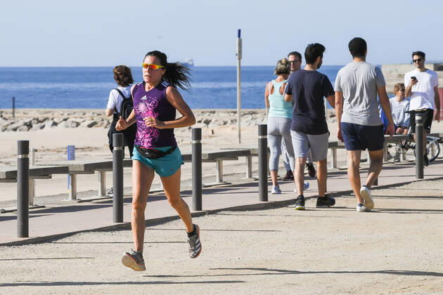 NEWS : Covid 19 Coronavirus en Espagne - Barcelone - 02 05 2020 Des sportifs et des seniors descendent dans la rue pour la premiere fois apres 48 jours de confinement NEWS : Covid 19 Coronavirus en Espagne - Barcelone - 02 05 2020 PacoLargo Panoramic