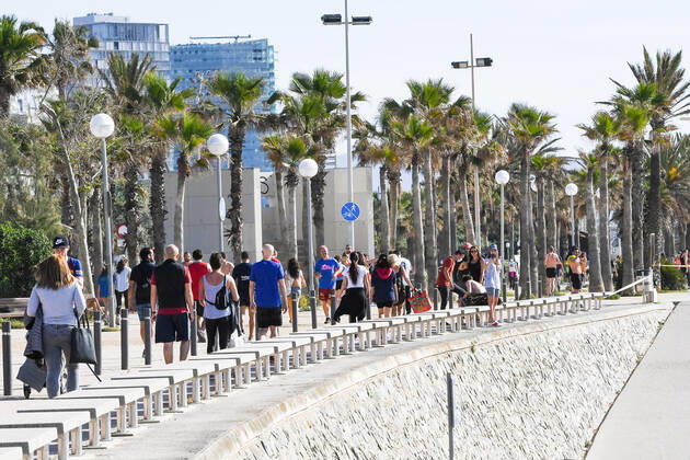 NEWS : Covid 19 Coronavirus en Espagne - Barcelone - 02 05 2020 Des sportifs et des seniors descendent dans la rue pour la premiere fois apres 48 jours de confinement NEWS : Covid 19 Coronavirus en Espagne - Barcelone - 02 05 2020 PacoLargo Panoramic