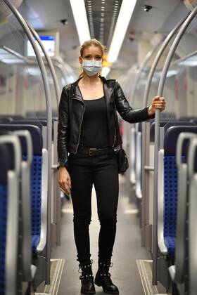 Frau mit Mundschutzmaske, steht in S-Bahn, Corona-Krise, Stuttgart, Baden-Württemberg, Deutschland, Europa Copyright: imageBROKER/MichaelxWeber iblimw05764807