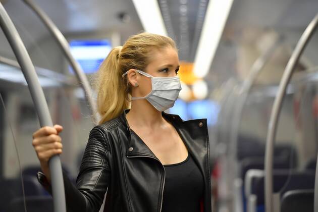Frau mit Mundschutzmaske, steht in S-Bahn, Corona-Krise, Stuttgart, Baden-Württemberg, Deutschland, Europa Copyright: imageBROKER/MichaelxWeber iblimw05764808