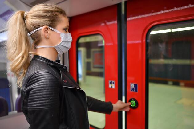 Frau mit Mundschutzmaske, steht in S-Bahn, öffnet Türe, Corona-Krise, Stuttgart, Baden-Württemberg, Deutschland, Europa Copyright: imageBROKER/MichaelxWeber iblimw05764814